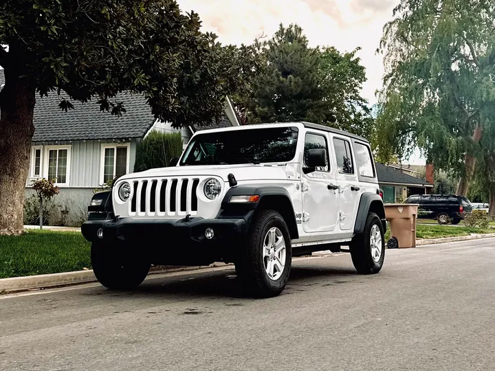 WHITE, 2019 JEEP WRANGLER UNLIMITED Image 2