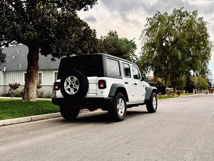 WHITE, 2019 JEEP WRANGLER UNLIMITED Image 4