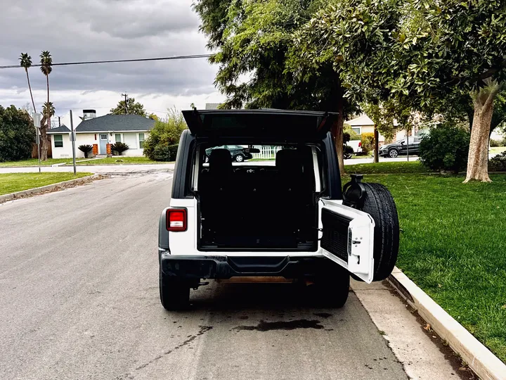 WHITE, 2019 JEEP WRANGLER UNLIMITED Image 17