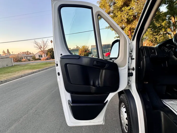 WHITE, 2015 RAM PROMASTER CARGO VAN Image 25