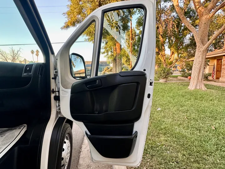 WHITE, 2015 RAM PROMASTER CARGO VAN Image 26