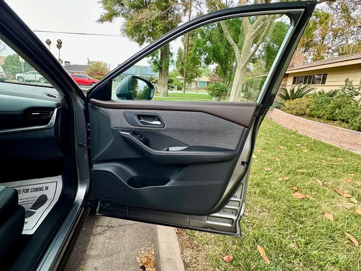 GRAY, 2021 NISSAN ROGUE Image 30