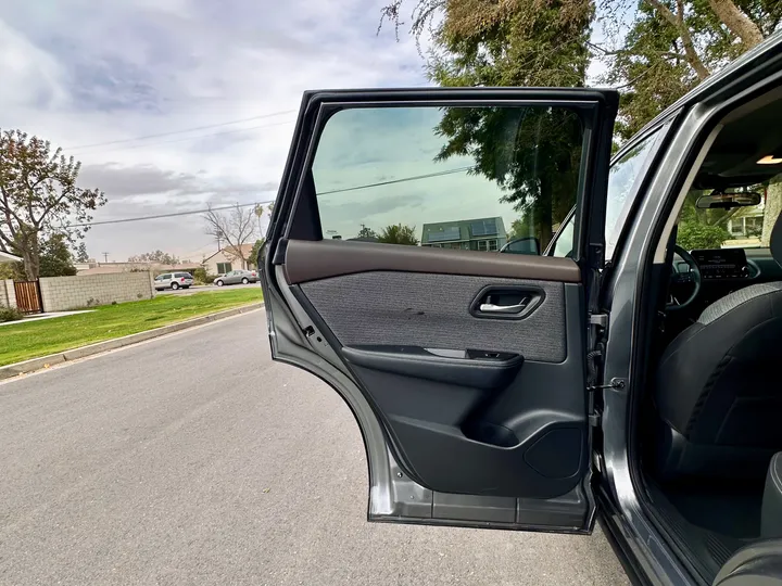 GRAY, 2021 NISSAN ROGUE Image 33