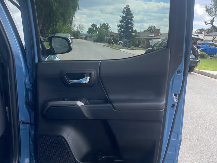 BEIGE, 2019 TOYOTA TACOMA DOUBLE CAB Image 19