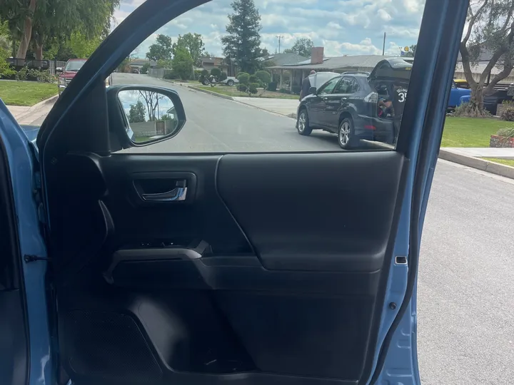 BEIGE, 2019 TOYOTA TACOMA DOUBLE CAB Image 20