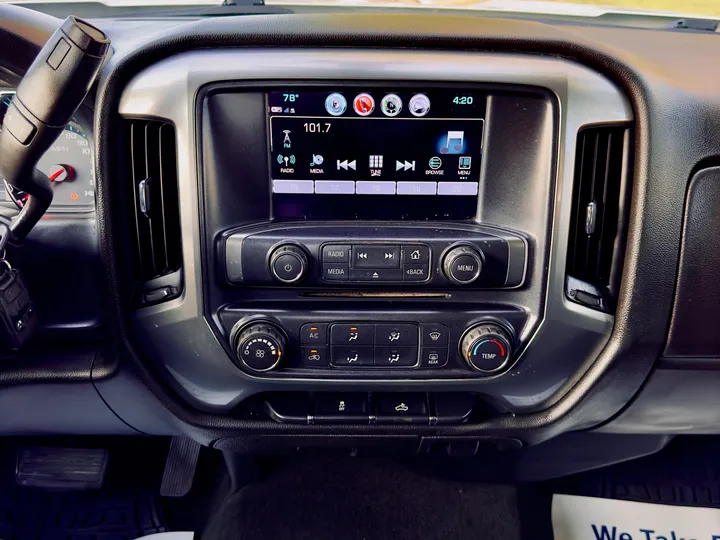 WHITE, 2017 CHEVROLET SILVERADO 1500 CREW CAB Image 19