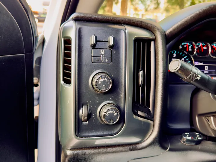 WHITE, 2017 CHEVROLET SILVERADO 1500 CREW CAB Image 28