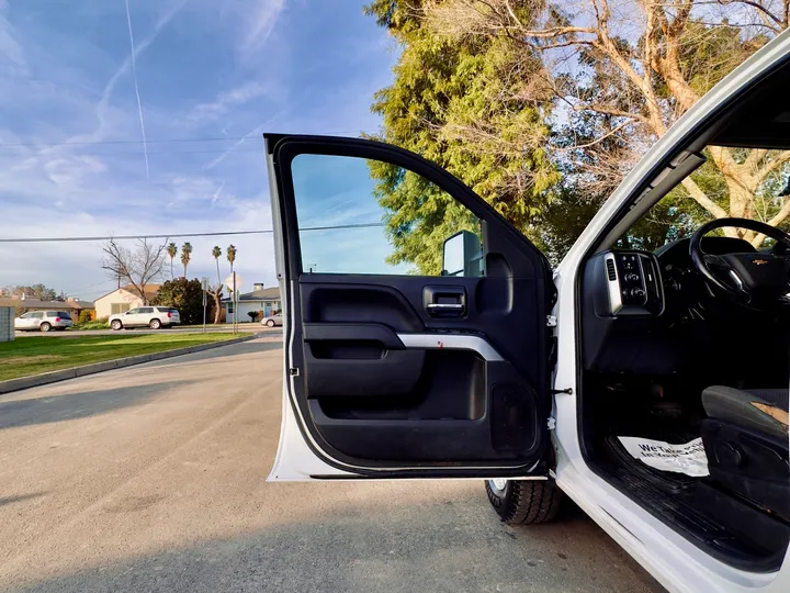 WHITE, 2017 CHEVROLET SILVERADO 1500 CREW CAB Image 29