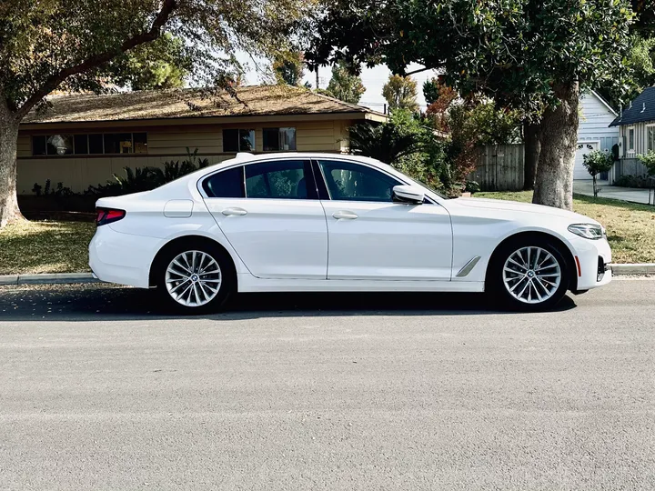 WHITE, 2021 BMW 5 SERIES Image 5