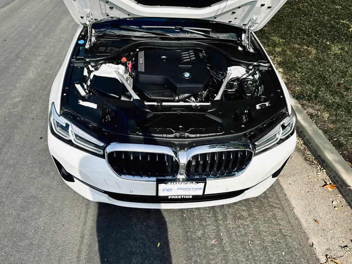 WHITE, 2021 BMW 5 SERIES Image 10