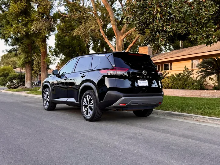 BLACK, 2021 NISSAN ROGUE Image 3