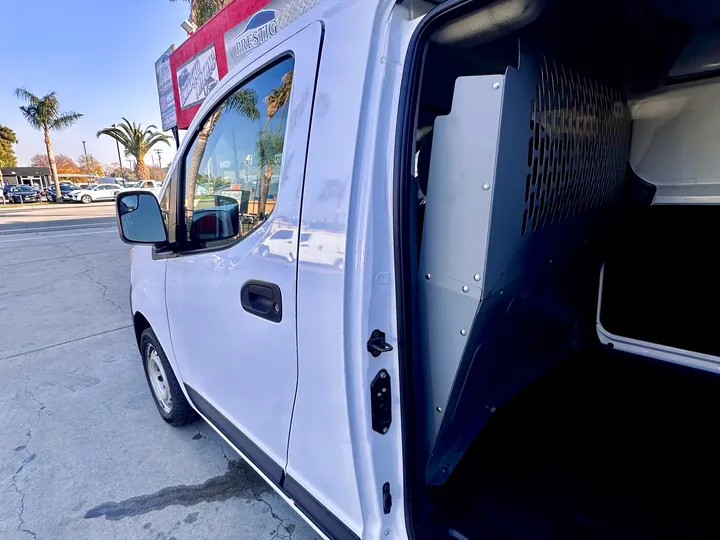 WHITE, 2019 NISSAN NV200 Image 23