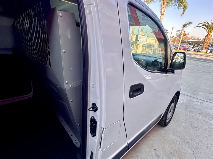 WHITE, 2019 NISSAN NV200 Image 30