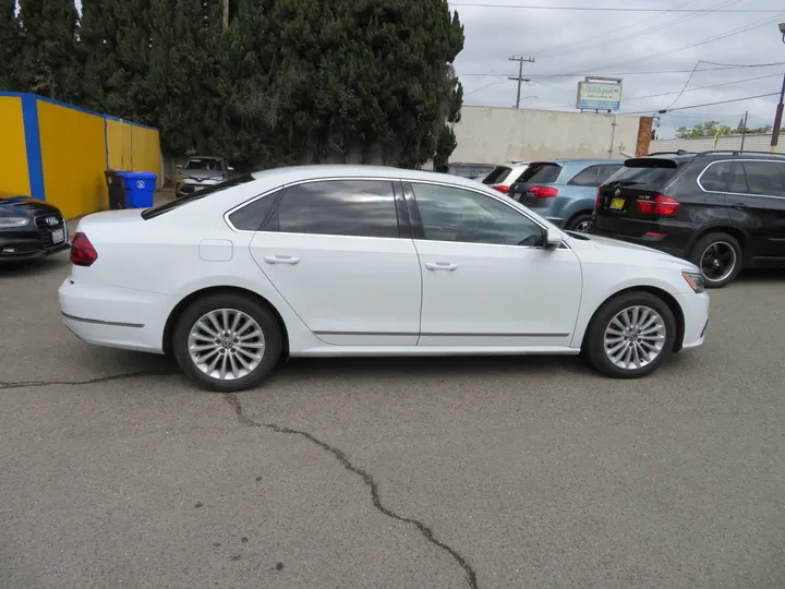 WHITE, 2017 VOLKSWAGEN PASSAT Image 4