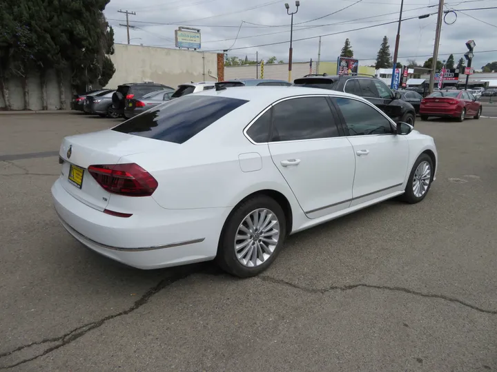 WHITE, 2017 VOLKSWAGEN PASSAT Image 5