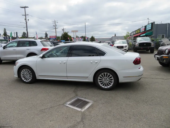 WHITE, 2017 VOLKSWAGEN PASSAT Image 8