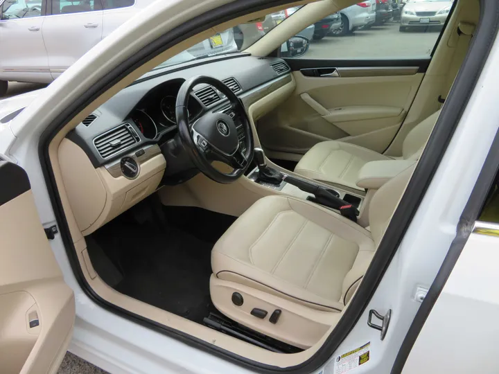 WHITE, 2017 VOLKSWAGEN PASSAT Image 9