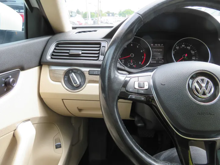 WHITE, 2017 VOLKSWAGEN PASSAT Image 17