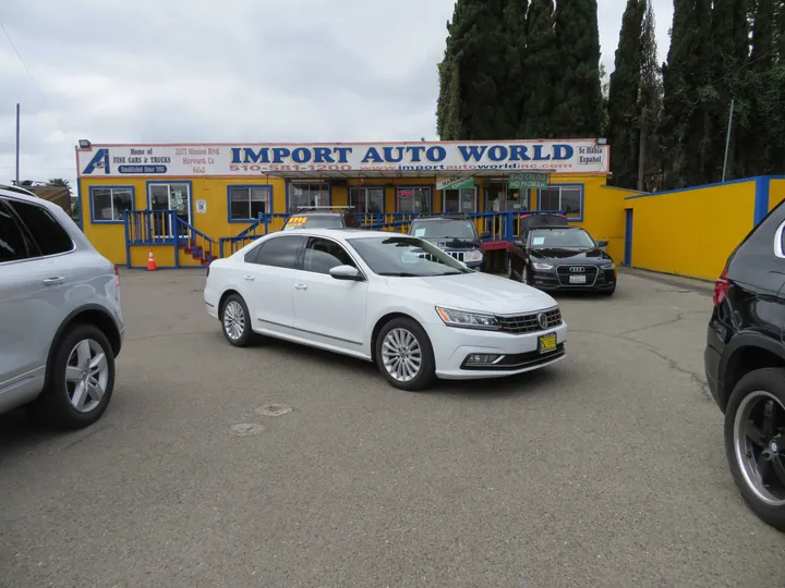 WHITE, 2017 VOLKSWAGEN PASSAT Image 1