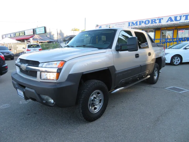 SILVER, 2006 CHEVROLET AVALANCHE 2500 Image 3