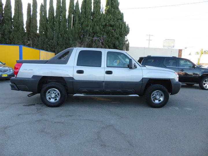 SILVER, 2006 CHEVROLET AVALANCHE 2500 Image 4