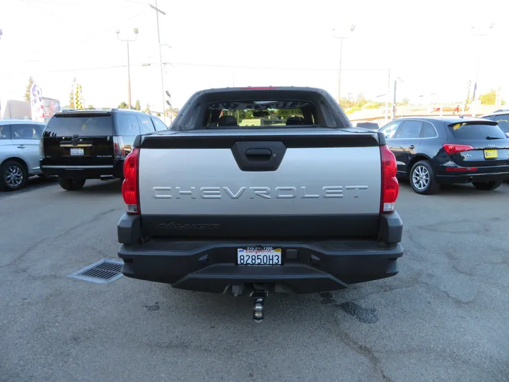 SILVER, 2006 CHEVROLET AVALANCHE 2500 Image 6