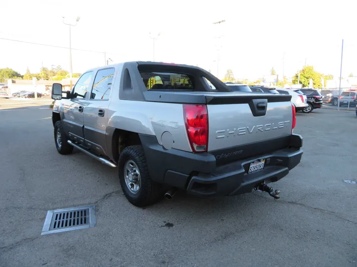 SILVER, 2006 CHEVROLET AVALANCHE 2500 Image 7