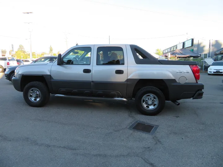 SILVER, 2006 CHEVROLET AVALANCHE 2500 Image 8