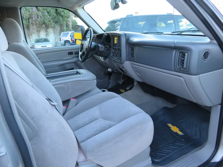 SILVER, 2006 CHEVROLET AVALANCHE 2500 Image 16