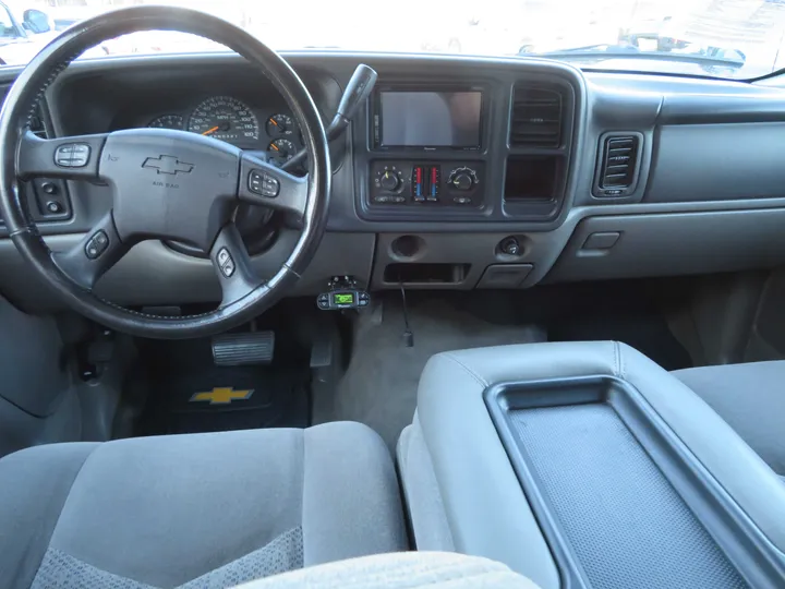 SILVER, 2006 CHEVROLET AVALANCHE 2500 Image 17