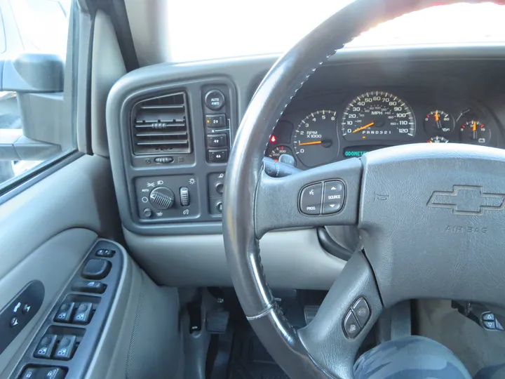 SILVER, 2006 CHEVROLET AVALANCHE 2500 Image 19