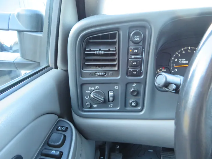 SILVER, 2006 CHEVROLET AVALANCHE 2500 Image 20