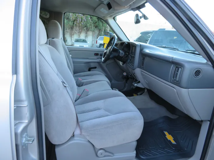 SILVER, 2006 CHEVROLET AVALANCHE 2500 Image 37