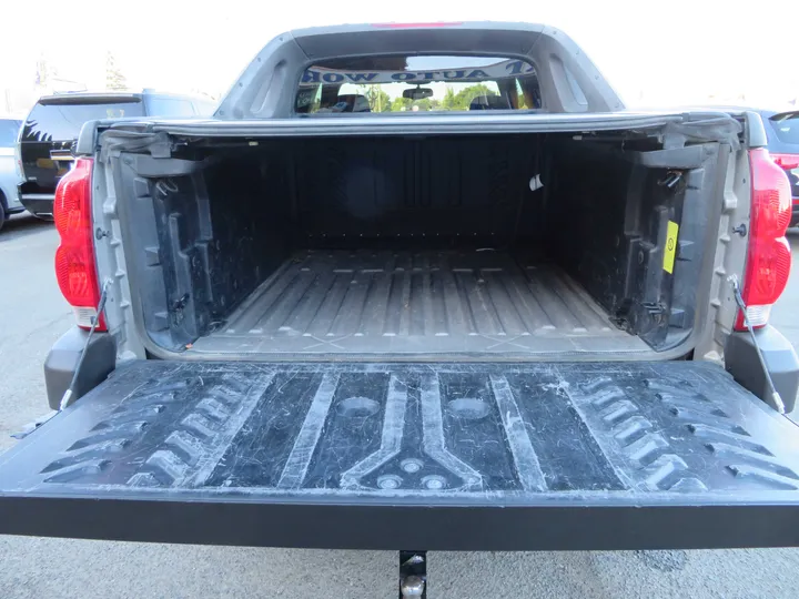 SILVER, 2006 CHEVROLET AVALANCHE 2500 Image 40