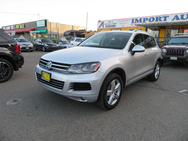 SILVER, 2011 VOLKSWAGEN TOUAREG Image 3