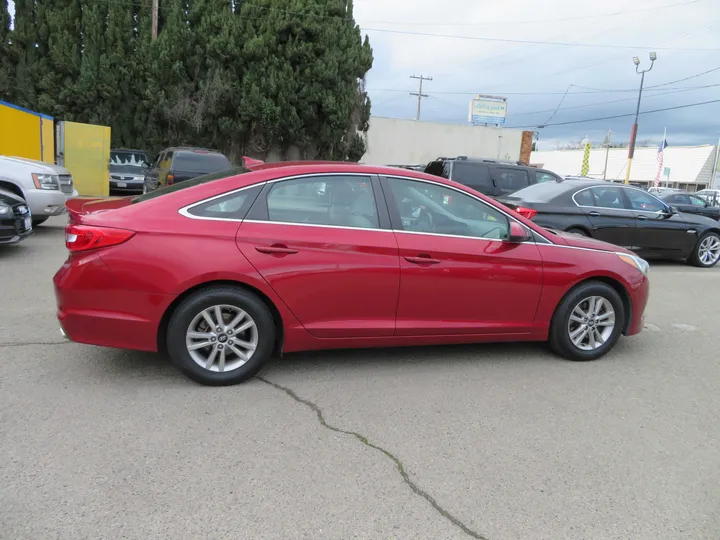 MAROON, 2016 HYUNDAI SONATA Image 4