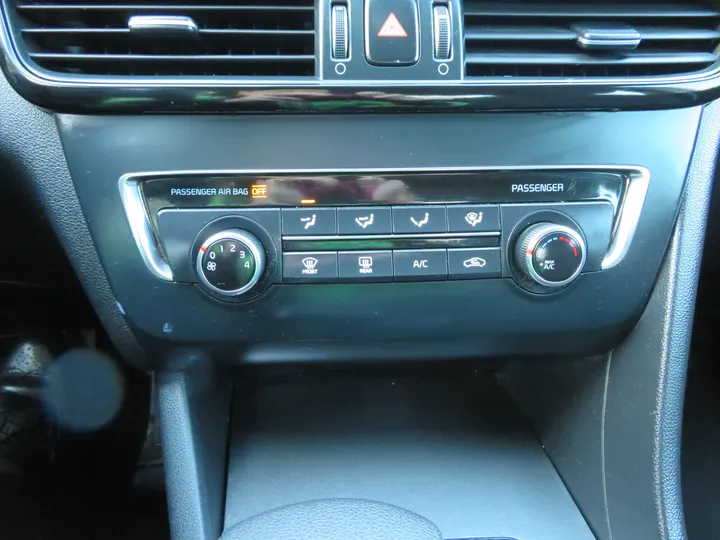 SILVER, 2016 KIA OPTIMA Image 25
