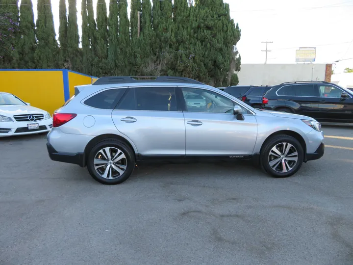 SILVER, 2018 SUBARU OUTBACK Image 4