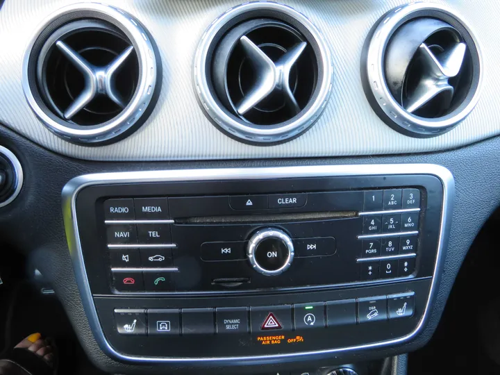 SILVER, 2017 MERCEDES-BENZ GLA Image 27