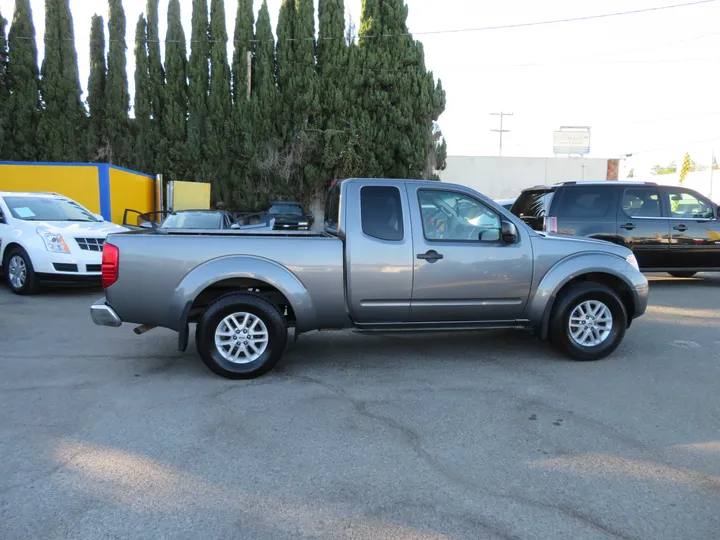 GRAY, 2017 NISSAN FRONTIER KING CAB Image 4