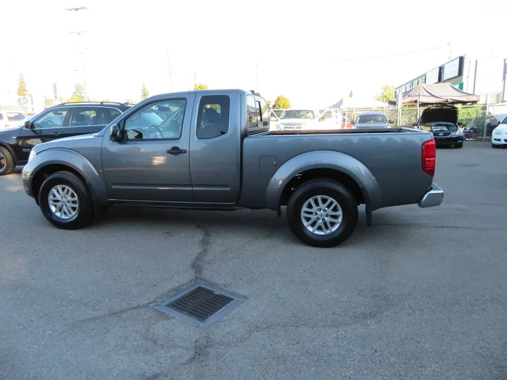 GRAY, 2017 NISSAN FRONTIER KING CAB Image 8