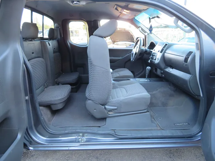 GRAY, 2017 NISSAN FRONTIER KING CAB Image 14