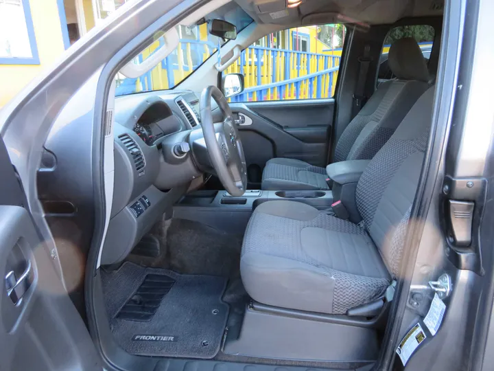 GRAY, 2017 NISSAN FRONTIER KING CAB Image 16