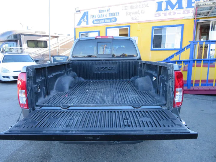 GRAY, 2017 NISSAN FRONTIER KING CAB Image 31