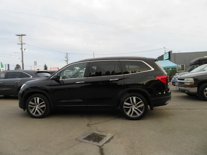 BLACK, 2017 HONDA PILOT Image 8