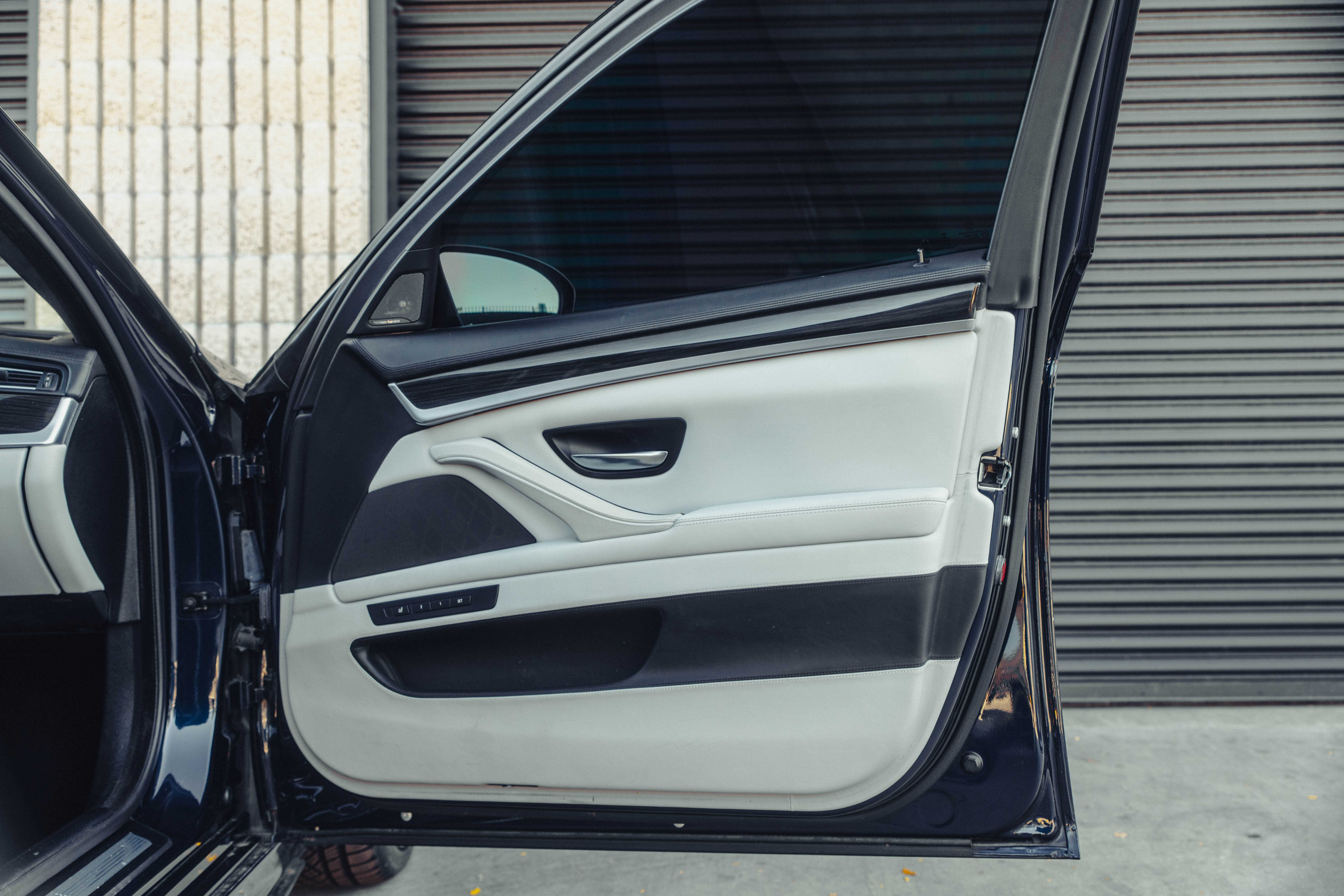 2016 BMW M5 Image 103