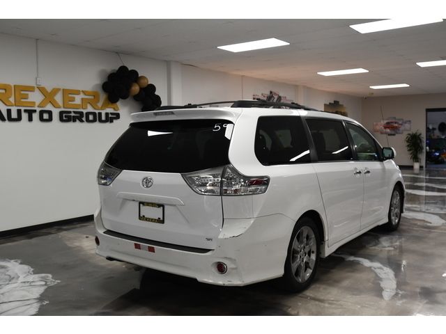 WHITE, 2013 TOYOTA SIENNA Image 4