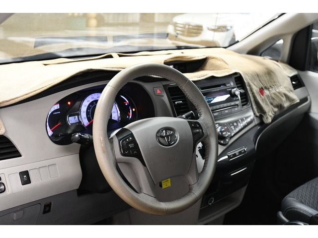 WHITE, 2013 TOYOTA SIENNA Image 11