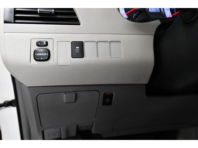 WHITE, 2013 TOYOTA SIENNA Image 20