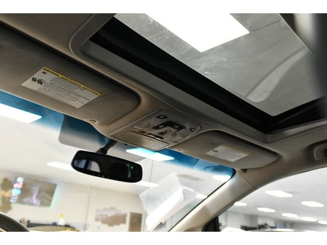 WHITE, 2013 TOYOTA SIENNA Image 26